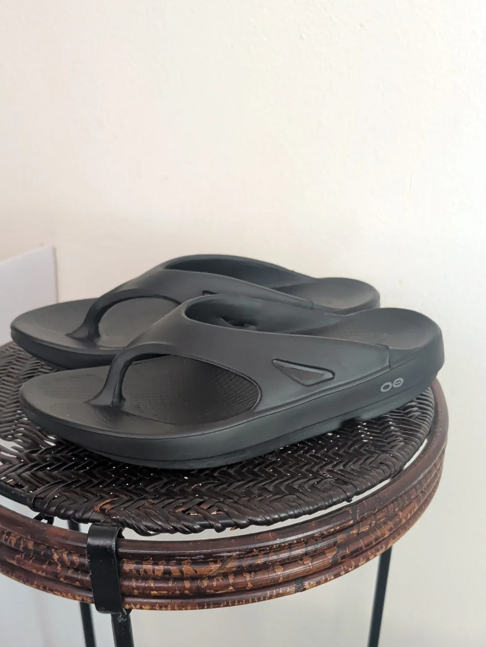 Oofos Men Size 9 Black Flip Flop Sandals